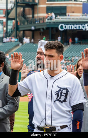 Detroit, Michigan, USA - 25 juin 2018 - Les immigrants sont assermentés à titre de nouveaux citoyens américains lors d'une cérémonie à Comerica Park avant un match de baseball des Detroit Tigers. Shortshop tigres Jose Iglesias, qui a fait défection en provenance de Cuba, a été parmi les nouveaux citoyens. Crédit : Jim West/Alamy Live News Banque D'Images