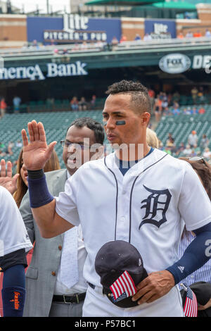 Detroit, Michigan, USA - 25 juin 2018 - Les immigrants sont assermentés à titre de nouveaux citoyens américains lors d'une cérémonie à Comerica Park avant un match de baseball des Detroit Tigers. Leonys Martín tigres champ centre, qui a fait défection en provenance de Cuba, a été parmi les nouveaux citoyens. Crédit : Jim West/Alamy Live News Banque D'Images