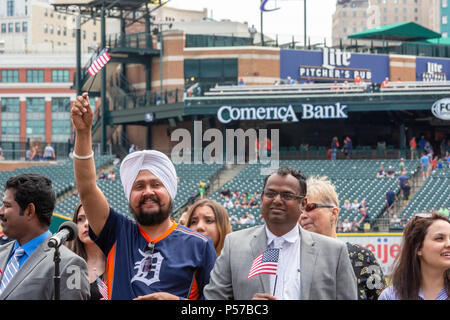 Detroit, Michigan, USA - 25 juin 2018 - Les immigrants célébrer après avoir été assermenté comme nouveaux citoyens américains lors d'une cérémonie à Comerica Park avant un match de baseball des Detroit Tigers. Crédit : Jim West/Alamy Live News Banque D'Images