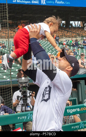 Detroit, Michigan, USA - 25 juin 2018 - L'arrêt-court des Detroit Tigers Jose Iglesias contient jusqu'à son fils, Alvaro Jose, avant d'être assermenté comme nouveau citoyen américain lors d'une cérémonie à Comerica Park avant un match de baseball des tigres. Crédit : Jim West/Alamy Live News Banque D'Images