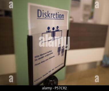 Frankfurt am Main, Allemagne. 25 mai, 2018. Un signe qui demande discrétion et distance de patients et de parents dans la salle d'urgence central dans le Buergerhospital. Crédit : Frank Rumpenhorst/dpa/Alamy Live News Banque D'Images