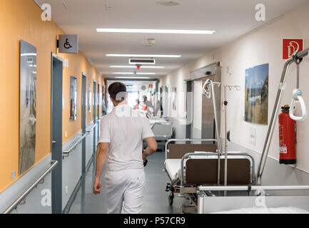 Frankfurt am Main, Allemagne. 25 mai, 2018. Un médecin marchant dans un couloir de la salle d'urgence dans la Klinikum à Frankfurt Hoechst. Credit : Fabian Sommer/dpa/Alamy Live News Banque D'Images