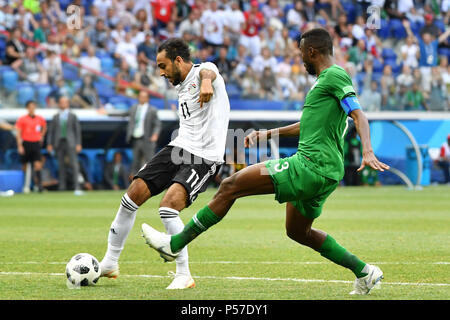 Volgograd, Russie. 25 Juin, 2018. KAHRABA (EGY), Action, les duels contre Osama HAWSAWI (KSA). L'Arabie saoudite (KSA) Egypte (EGY) 2-1, premier tour, Groupe A, 34, Jeu sur 25.06.2018 dans Volgograd Volgograd, Arena. Coupe du Monde de Football 2018 en Russie à partir de la 14.06. - 15.07.2018. Utilisation dans le monde entier | Credit : dpa/Alamy Live News Banque D'Images