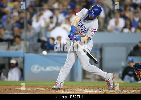 Los Angeles, CA, USA. 25 Juin, 2018. Chicago Cubs champ centre Ian Happ (8) des célibataires dans le jeu entre les Cubs de Chicago et les Dodgers de Los Angeles, le Dodger Stadium à Los Angeles, CA. Photographe : Peter terrasse du Musée océanographique. Credit : csm/Alamy Live News Banque D'Images