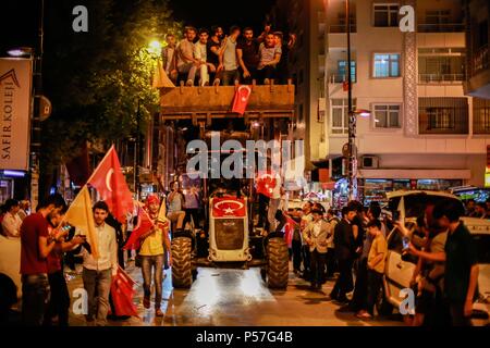 Istanbul, Istanbul, Turquie. 25 Juin, 2018. Une photo prise le 24 juin 2018 montre les partisans du Président turc, Recep Tayyip Erdogan, célébrer les résultats de l'élections présidentielles et parlementaires, à Istanbul, Turquie : Crédit ombragé Al-Assar/APA/Images/fil ZUMA Alamy Live News Banque D'Images