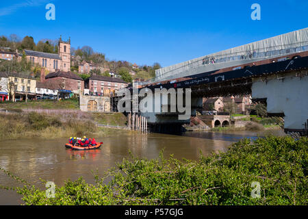 Le pont de fer avec passerelle temporaire pendant les travaux de restauration, l'Ironbridge, Shropshire. Banque D'Images