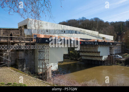 Le pont de fer avec passerelle temporaire pendant les travaux de restauration, l'Ironbridge, Shropshire. Banque D'Images