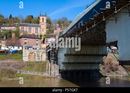 Le pont de fer avec passerelle temporaire pendant les travaux de restauration, l'Ironbridge, Shropshire. Banque D'Images