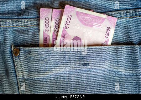 Monnaie indienne rs 2000 note dans la poche d'un denim Banque D'Images