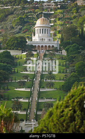 Les jardins de l'Bahaïstes sur le Mont Carmel et sanctuaire de Bab tombe avec Dome, Haïfa, Israël Banque D'Images