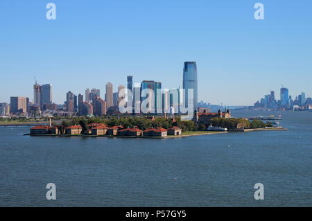 Jersey City, USA - 9 septembre 2017 : la vue de la Statue de la Liberté et Ellis Island à Jersey Shore ville derrière. Banque D'Images