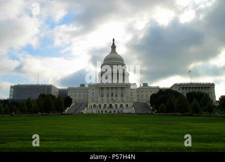 Washington D.C., États-Unis - 14 septembre 2017 : la symétrie de la façade ouest du Capitole du National Mall sur l'été, journée nuageuse. Banque D'Images