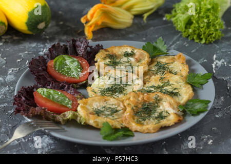 (Rôti poêlée de courgettes) tranches d'oeufs dans la pâte à l'ail et les tomates et basilic Banque D'Images