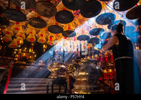 Sheung Wan, Hong Kong - 29 mai 2018 : femme priant dans le temple misty Banque D'Images