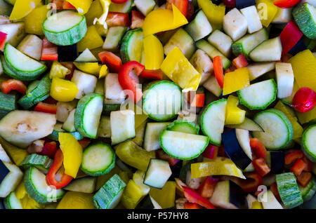 Close up d'un groupe coloré de légumes frais, crus. Vue de dessus, la lumière naturelle Banque D'Images