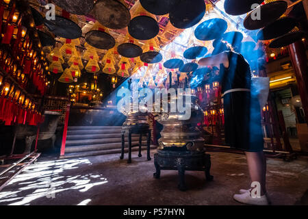 Femme en prière dans le temple misty Banque D'Images