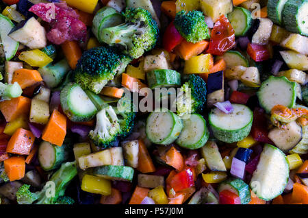 Close up d'un groupe coloré de légumes frais, crus. Vue de dessus, la lumière naturelle Banque D'Images