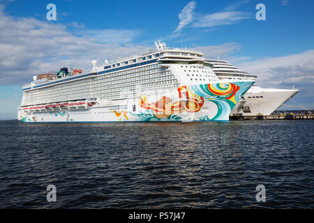 Norwegian Getaway et MSC Fantasia bateaux de croisière amarrés dans le port de Tallinn, Estonie Banque D'Images