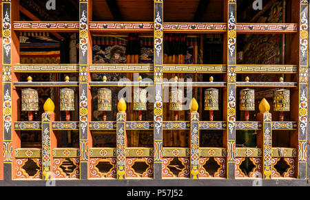 Les moulins de prière et la peinture murale dans le monastère forteresse, Trongsa Dzong, Trongsa, région de l'Himalaya, le Bhoutan Banque D'Images