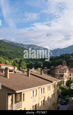 Vue sur les toits de Ribes de Freser dans la vallée de Nuria, Catalogne, Espagne Banque D'Images