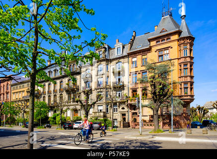 Strasbourg wilhelmien, immeubles d'habitation,19ème siècle, femme et enfant cycliste sur passage piétons, de Neustadt, Alsace, France, Europe, Banque D'Images