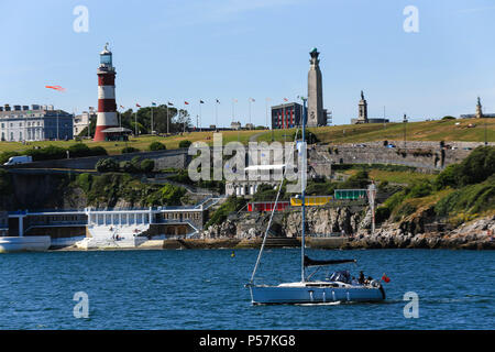 Voile Voile passé Smeaton's tower Plymouth UK Banque D'Images