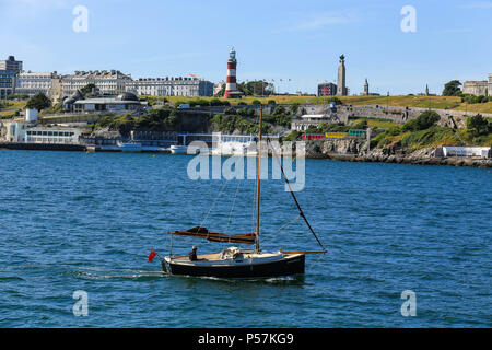 Location de bateau à passé Smeaton's Tower Plymouth Uk Banque D'Images