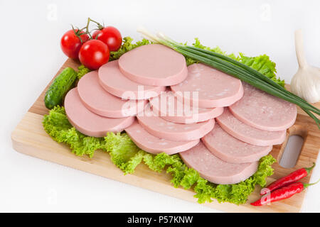 Bouillie avec saucisse verts, tomates et concombres. Servi avec du pain blanc ou noir. Des sandwichs avec de la saucisse sont un moyen facile et sain petit-déjeuner à la Banque D'Images