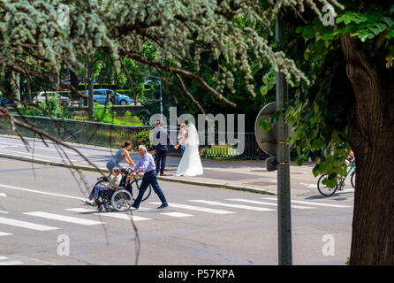 Strasbourg, mature man pushing woman in wheelchair, woman cyclist, passage pour piétons, de nouveaux mariés, photographe, rue, Alsace, Europe Banque D'Images