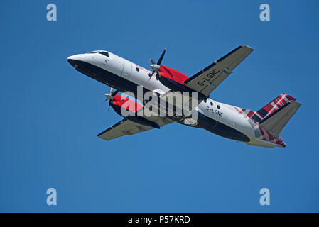Loganair les Saab 340 dans son tartan écossais foie laissant l'aéroport d'Inverness pour son vol quotidien à travers à Stornoway dans les Hébrides extérieures. Banque D'Images