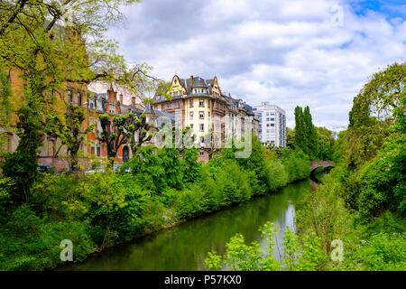 Strasbourg, la rivière Aar et les bâtiments résidentiels avec verdure, quartier Neustadt, Alsace, France, Europe, Banque D'Images