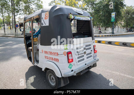 Rickshaw connecté à l'PassApp sophistiqués ride-hailing service et fonctionnant au GPL, Phnom Penh, Cambodge, Asie Banque D'Images