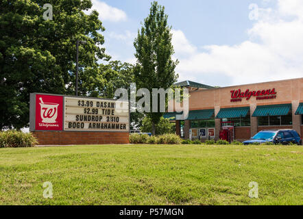 HICKORY, NC, USA-22 le 18 juin : Walgreen's est la deuxième plus grande chaîne de magasins de la pharmacie aux Etats-Unis. Banque D'Images