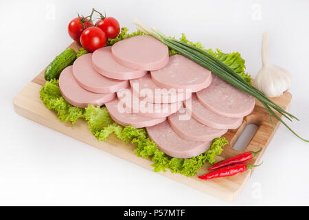 Bouillie avec saucisse verts, tomates et concombres. Servi avec du pain blanc ou noir. Des sandwichs avec de la saucisse sont un moyen facile et sain petit-déjeuner à la Banque D'Images