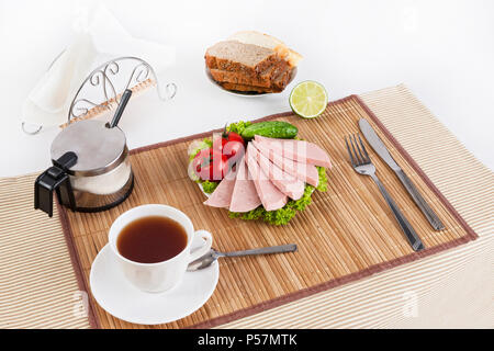 Bouillie avec saucisse verts, tomates et concombres. Servi avec du pain blanc ou noir. Des sandwichs avec de la saucisse sont un moyen facile et sain petit-déjeuner à la Banque D'Images