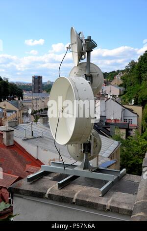 Des antennes sur le toit d'une maison à Karlovy Vary en République Tchèque Banque D'Images
