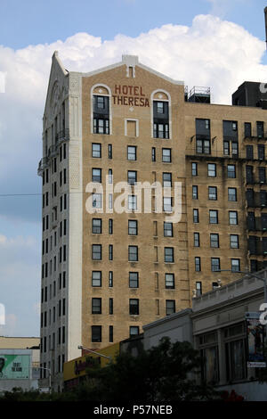 NEW YORK, NY - 11 juillet : l'extérieur de l'hôtel célèbre Theresa à Harlem, Manhattan le 11 juillet 2017 à New York, USA. (Photo par Wojciech Migda) Banque D'Images