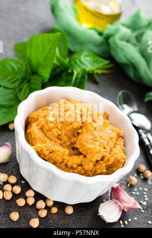 L'hoummos. L'hummus maison de paprika, sésame, sel, ail, le tahini, le jus de citron et d'huile d'olive. Houmous de pois chiches dans un bol Banque D'Images