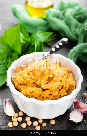 L'hoummos. L'hummus maison de paprika, sésame, sel, ail, le tahini, le jus de citron et d'huile d'olive. Houmous de pois chiches dans un bol Banque D'Images