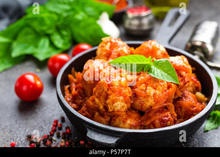Les boulettes de viande. Des boulettes de viande en sauce tomate avec la carotte et l'oignon Banque D'Images