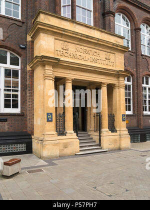 Porche en pierre ouvragée et entrée au bâtiment de l'Institut technique de Norwich (maintenant St George's Building, Norwich University of the Arts), Norwich, Angleterre. Banque D'Images