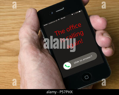 Image conceptuelle - appel téléphonique entrant du bureau illustrant les pressions modernes sur l'équilibre entre vie professionnelle et vie privée, la pression du travail ou le stress du travail Banque D'Images