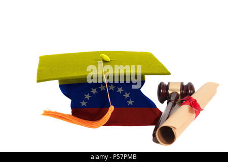 Graduation Hat avec le Venezuela drapeau avec diplôme et marteau juge isolé sur fond blanc Banque D'Images