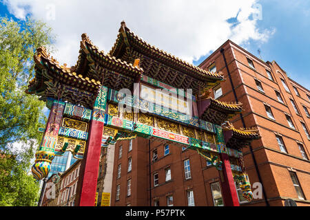 Chinatown gate, grande arche impériale de Beijing doués, Manchester, UK Banque D'Images