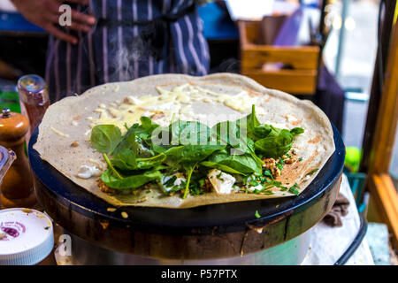 Préparation d'une galette sur une plaque chauffante jusqu'à un fournisseur d'aliments de rue (décrochage du marché de Greenwich, London, UK) Banque D'Images