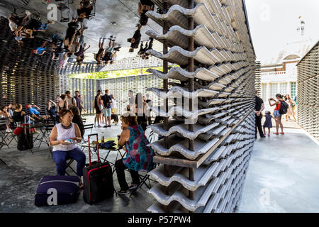 La serpentine Pavilion 2018 conçu par Frida Escobedo dans Hyde Park, Londres, UK Banque D'Images