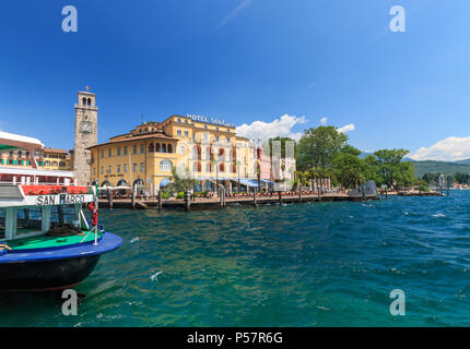 Riva del Garda, Italie - 25 mai 2017 : Bord de l'eau et à l'Hotel Sole à rive nord du lac de Garde sur une journée ensoleillée au printemps Banque D'Images