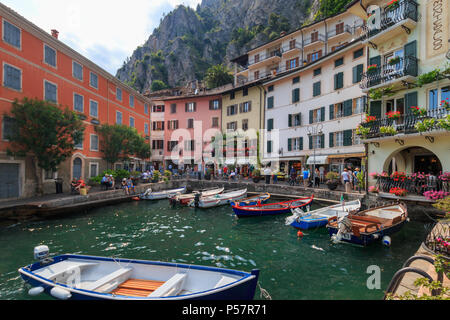 Limone sul Garda, Italie - 25 mai 2017 : petit port avec bateaux à la rive du lac de Garde Banque D'Images
