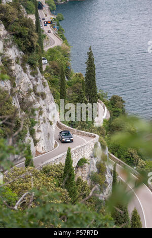 Tremosine - 25 mai 2017 : Gardesana Occidentale est une magnifique route le long de la rive ouest du lac de garde dans la province italienne de Lombardie Banque D'Images