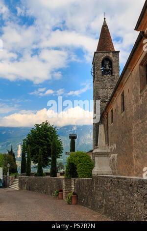 Chiesali Chiese di Pieve Tremosine en haut au-dessus de la rive ouest du lac de Garde Banque D'Images